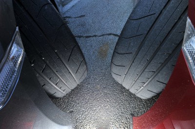 サスペンションの仕様変更に加え、純正タイヤのスペックも一新。MY14純（左）とMY15純正（右）は見た目には同じだが、縦バネ剛性などが見直されている