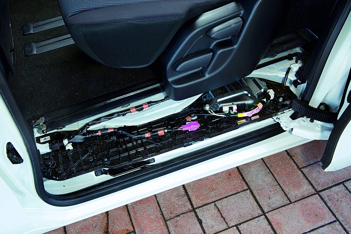 足をかざしてドアオープン！電動ドア開閉機能をさらに便利にするアイテム登場 AUTO MESSE WEB