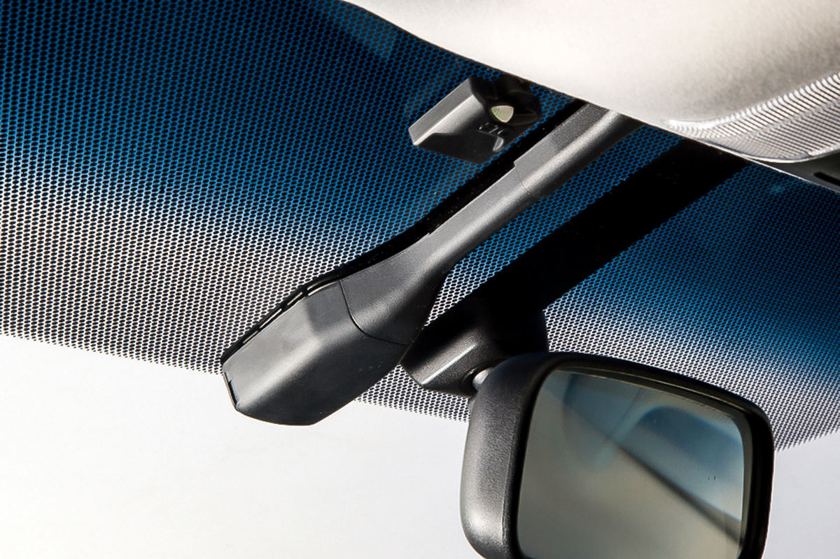 ブルーなのに車検対応 高い遮熱効果を発揮するフロントガラス Auto Messe Web オートメッセウェブ カスタム アウトドア 福祉車両 モータースポーツなどのカーライフ情報が満載