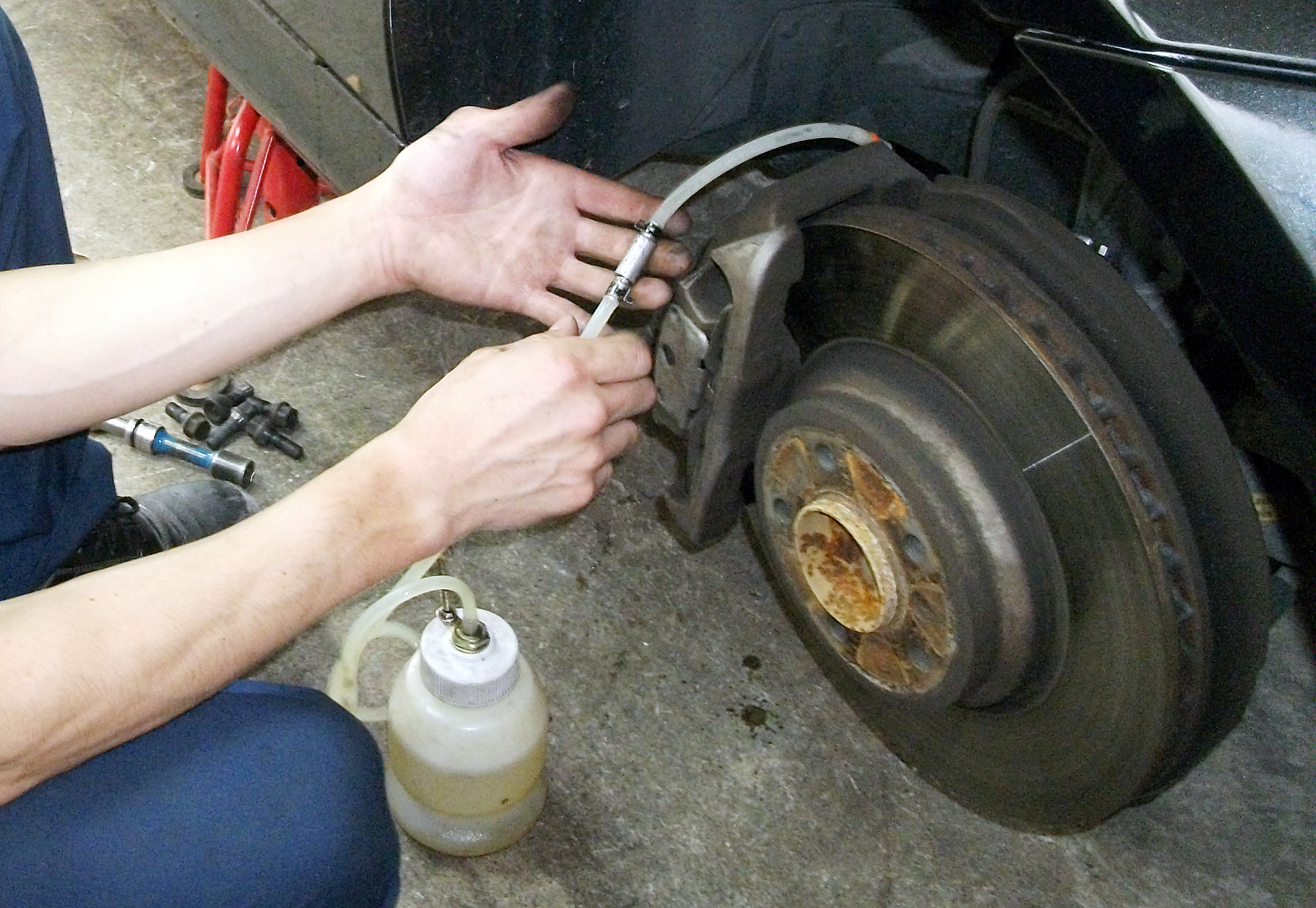 知ってる ブレーキオイルの交換サイクルは 最低2年 Auto Messe Web カスタム アウトドア 福祉車両 モータースポーツなどのカーライフ情報が満載