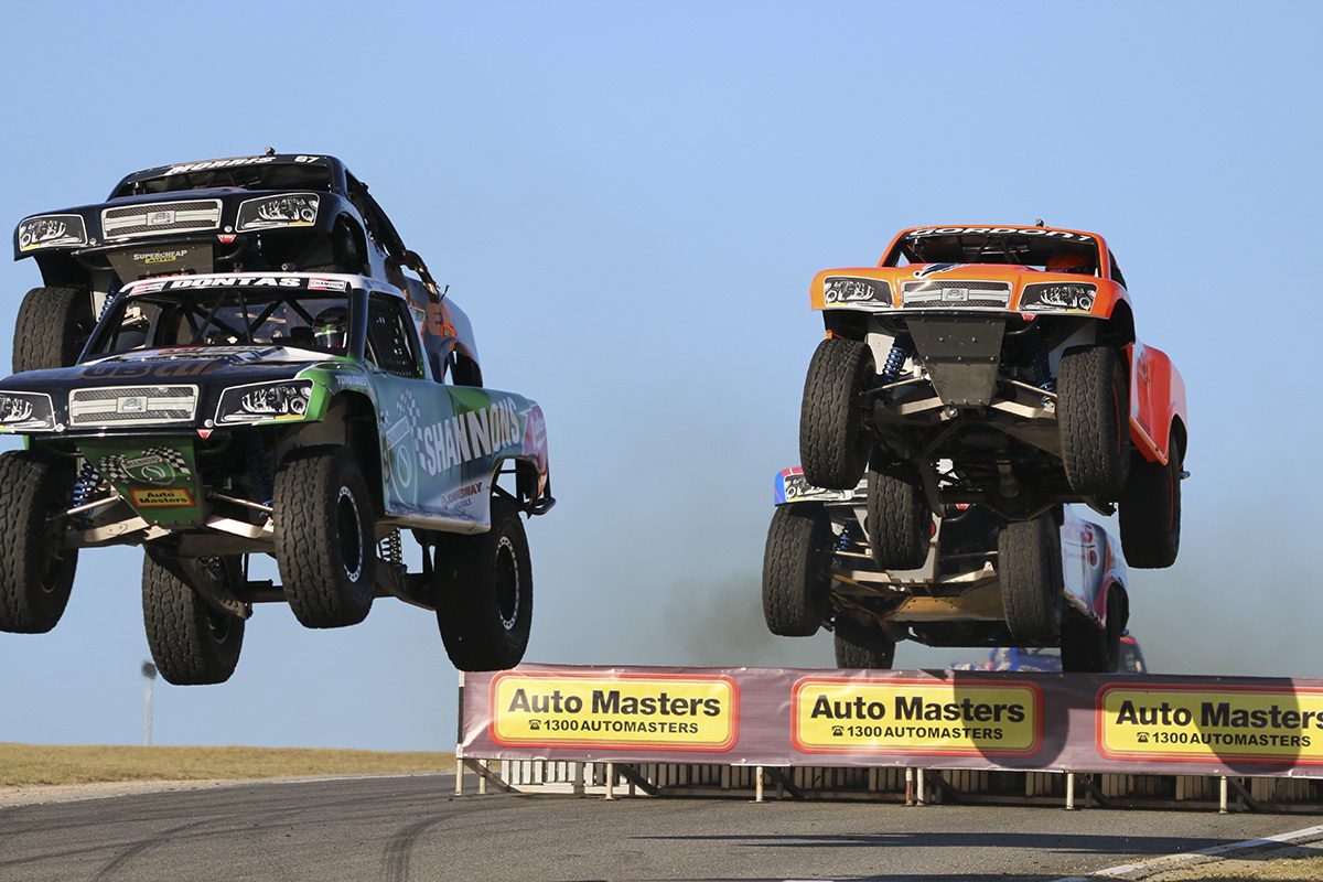 超過激にサーキットを激走！スーパートラックレース「ロビー・ゴードン 