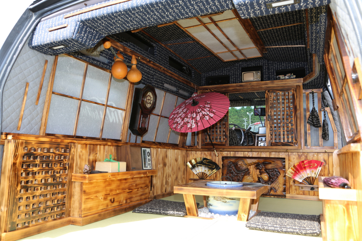 Usミニバンに古風な和室 和洋折衷 なアストロ スーパーアメリカンフェスティバル17 Auto Messe Web カスタム アウトドア 福祉車両 モータースポーツなどのカーライフ情報が満載