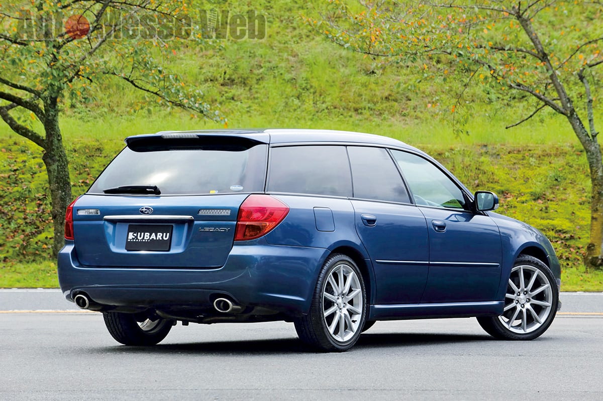 シンプルな佇まいとなりスタイリッシュになったリアビュー。エンブレム類も最小限になった。