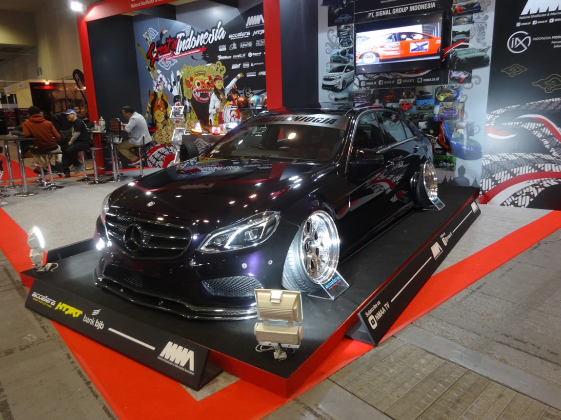 インドネシアのカスタムメーカー集団とのコラボで作るスタンス風amg 大阪オートメッセ18 Auto Messe Web カスタム アウトドア 福祉車両 モータースポーツなどのカーライフ情報が満載 インドネシアのカスタムメーカー集団とのコラボで作るスタンス風amg 大阪オートメッセ18 Auto Messe Web カスタム アウトドア 福祉車両 モータースポーツなどのカーライフ情報が満載