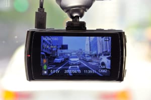 【画像】煽り運転の後続車も記録できる2カメラ・ドライブレコーダー「DVR3100」登場！ 〜 画像4