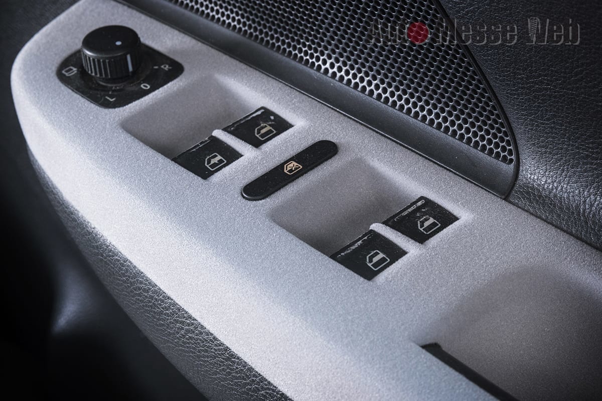 フサフサした塗装の正体 ロイヤル モケット コート ってなんだ Auto Messe Web カスタム アウトドア 福祉車両 モータースポーツなどのカーライフ情報が満載 フサフサした塗装の正体 ロイヤル モケット コート ってなんだ Auto Messe Web カスタム アウトドア 福祉車両 モータースポーツなどのカーライフ情報が満載