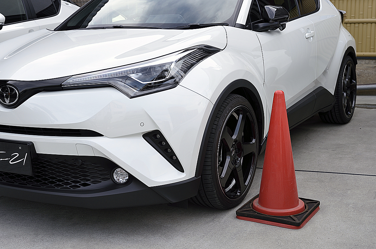 データシステム車種別サイドビューカメラ 路肩の障害物によるホイール損傷を予防 Auto Messe Web カスタム アウトドア 福祉車両 モータースポーツなどのカーライフ情報が満載