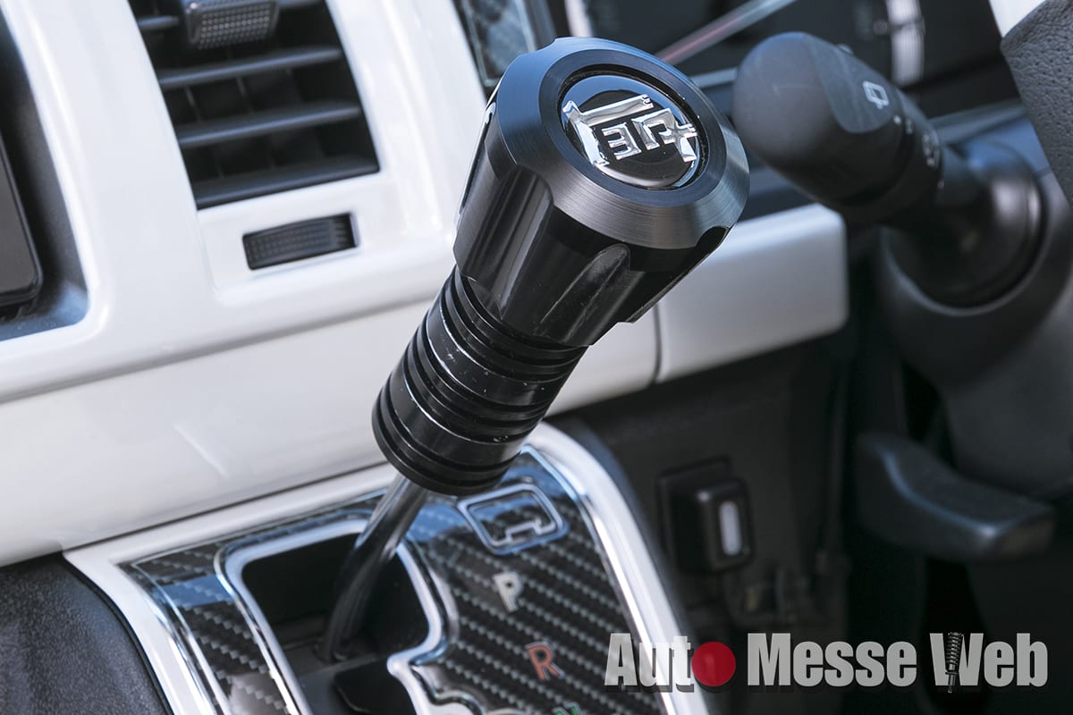 トヨタ ハイエース の内外装をdiyで簡単スタイルアップしちゃおう Auto Messe Web カスタム アウトドア 福祉車両 モータースポーツなどのカーライフ情報が満載 トヨタ ハイエース の内外装をdiyで簡単スタイルアップしちゃおう Auto Messe Web カスタム アウトドア 福祉車両 モータースポーツなどのカーライフ情報が満載