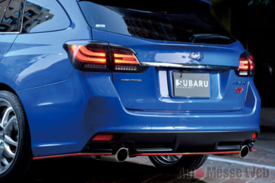 ボンネットエアスクープは純正と交換しボルトで固定するタイプ。センター部分をカーボンルックとしボンネットのワンポイントに効果的