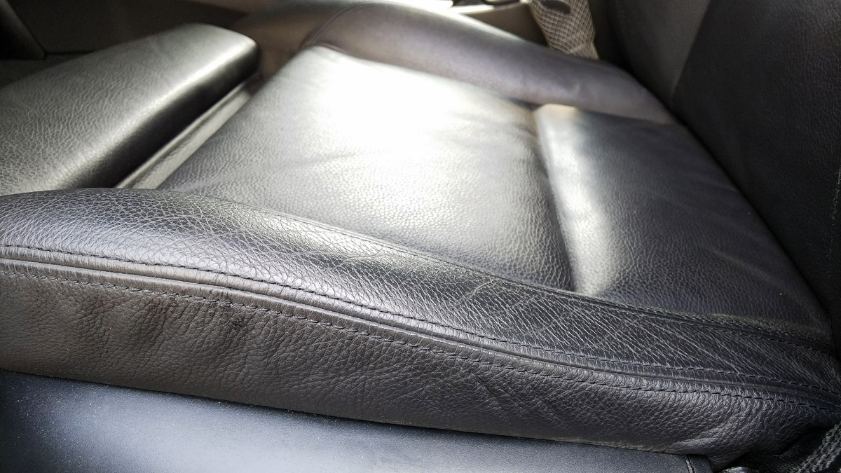 正しい本革シートの手入れ方法とは 間違ったメンテで劣化が促進してしまう 画像4 Auto Messe Web カスタム アウトドア 福祉車両 モータースポーツなどのカーライフ情報が満載