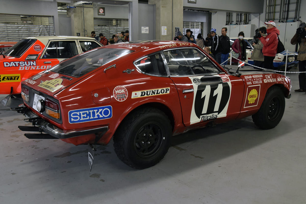 ラリーカーと見物人」