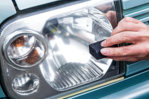 DIYに挑戦!! ヘッドライトの透明度を取り戻す３つの方法