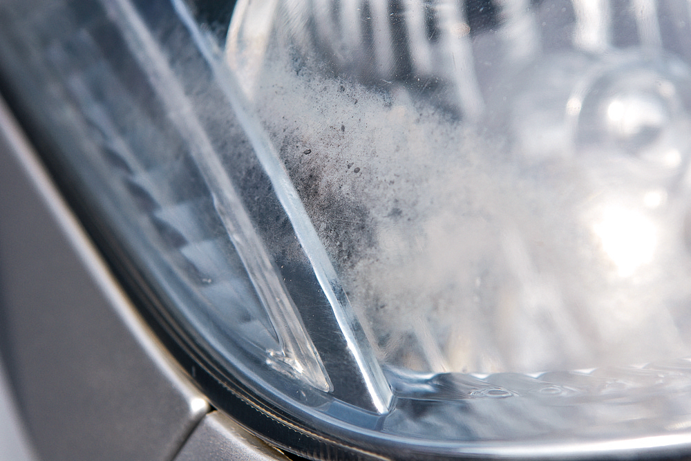 Diyに挑戦 自動車ヘッドライトの透明度を取り戻す３つの方法 Auto Messe Web カスタム アウトドア 福祉車両 モータースポーツなどのカーライフ情報が満載