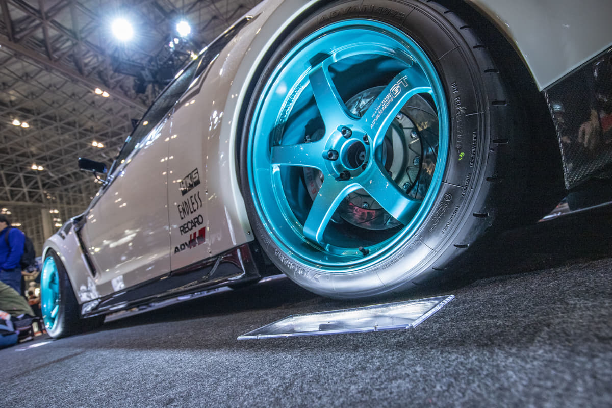 ヨコハマタイヤの G T Special が復刻 炎の模様が刻まれたタイヤトレッドパターンも展示 Auto Messe Web カスタム アウトドア 福祉車両 モータースポーツなどのカーライフ情報が満載