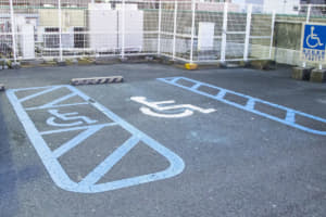【画像】日本人のモラル低下!?車いすマークのスペースに不要な人の駐車は大罪 〜 画像2