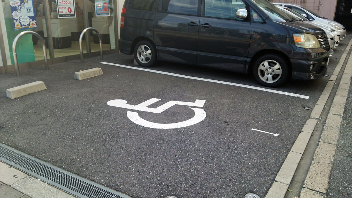 日本人のモラル低下!?車いすマークのスペースに不要な人の駐車は大罪