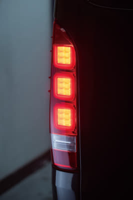 ダズフェローズがハイエース用LEDテールランプを発売