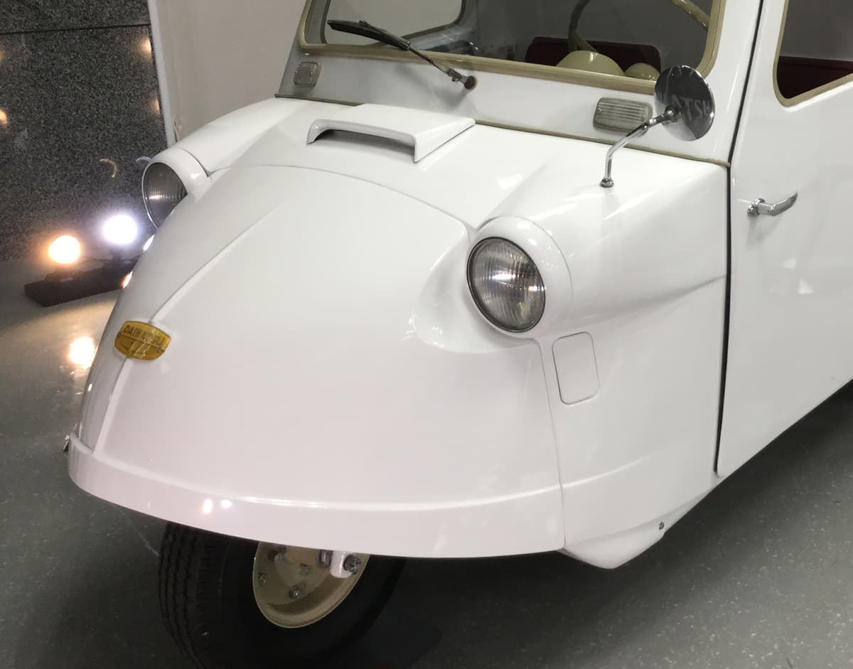 ダイハツ初の軽自動車『ミゼット』とお洒落トラック『ハイゼット』を東京支社ショールームに展示