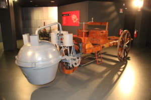 【画像】自動車博物館巡りで見つけた“世界初”！前輪駆動車第1号は大砲運搬車 〜 画像1