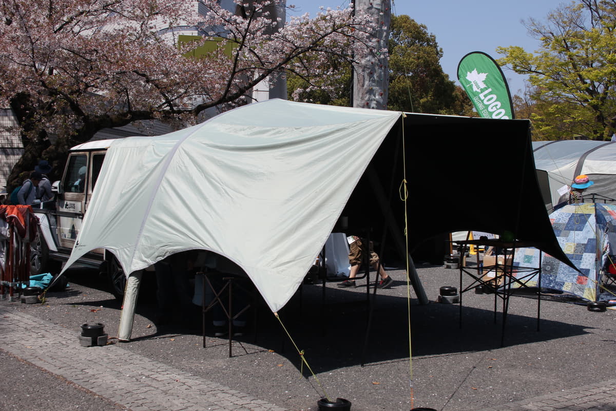 クルマに装着するテントやタープでリビングスペースを拡大