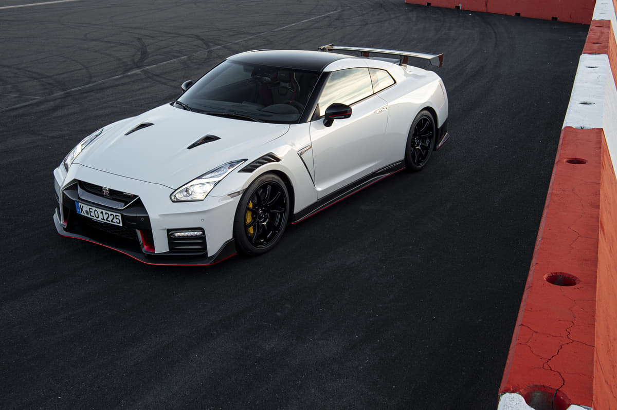 Gt R Nismo 年モデルの価格を発表 国産史上最強スポーツカーは24万円なり 動画 Auto Messe Web カスタム アウトドア 福祉車両 モータースポーツなどのカーライフ情報が満載