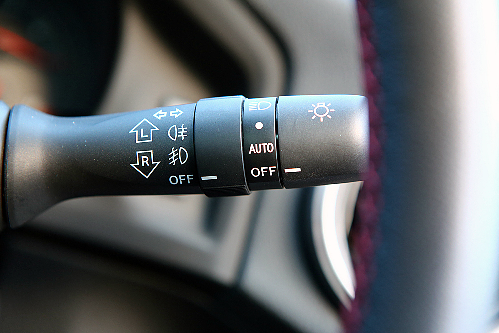 リアフォグランプのスイッチはいつonにするのが正解 意味なき点灯は後続車への迷惑行為に Auto Messe Web カスタム アウトドア 福祉車両 モータースポーツなどのカーライフ情報が満載