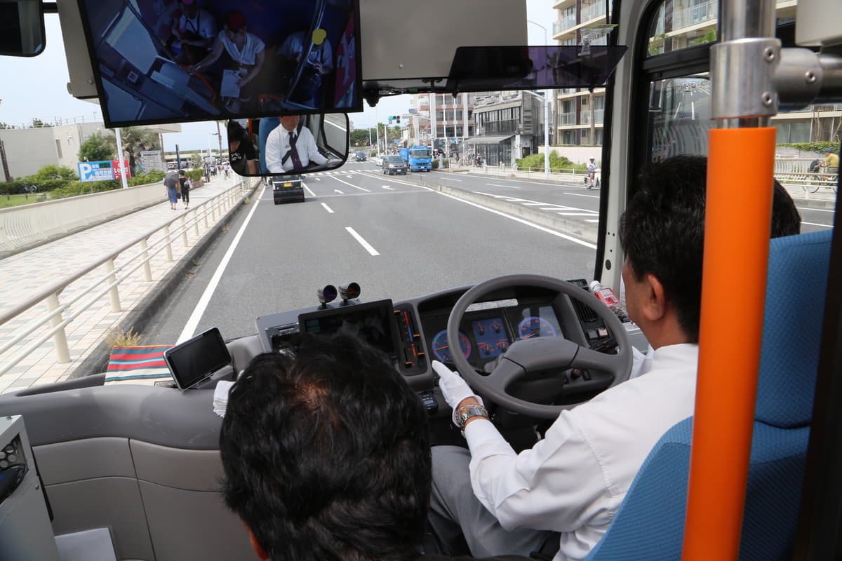 江ノ島で自動運転バス実験車に試乗しカックンブレーキが気になった
