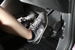 【画像】ハイヒールでの運転は危険！ 若者のペダル踏み間違え事故が多発 〜 画像10
