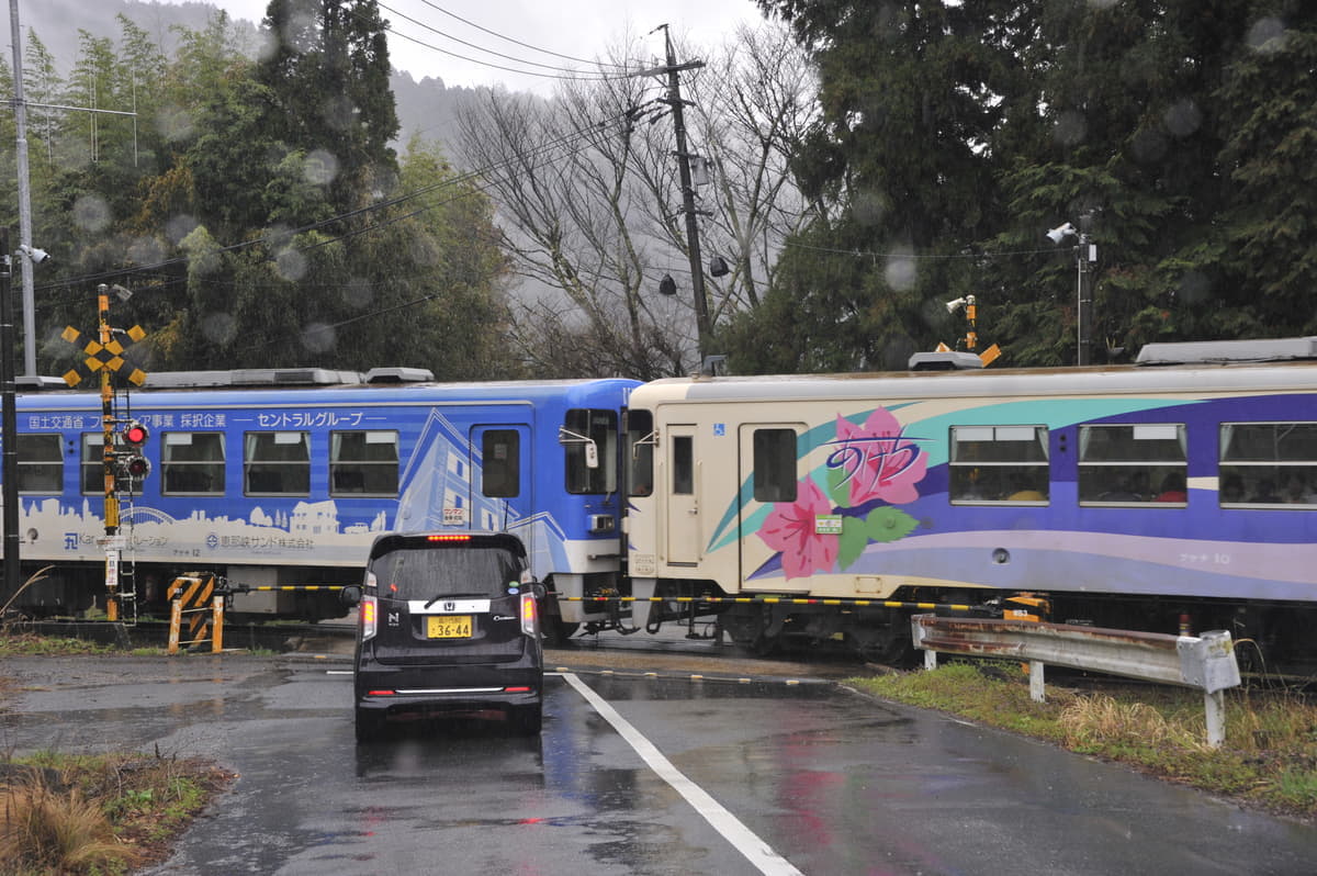 踏切事故どう防ぐ 知っておきたい踏切トラブルの解決策とは Auto Messe Web カスタム アウトドア 福祉車両 モータースポーツなどのカーライフ情報が満載