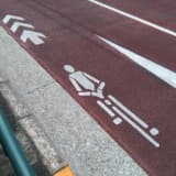 クルマやオートバイが走ると違反？路肩に描かれている「自転車マーク」とは