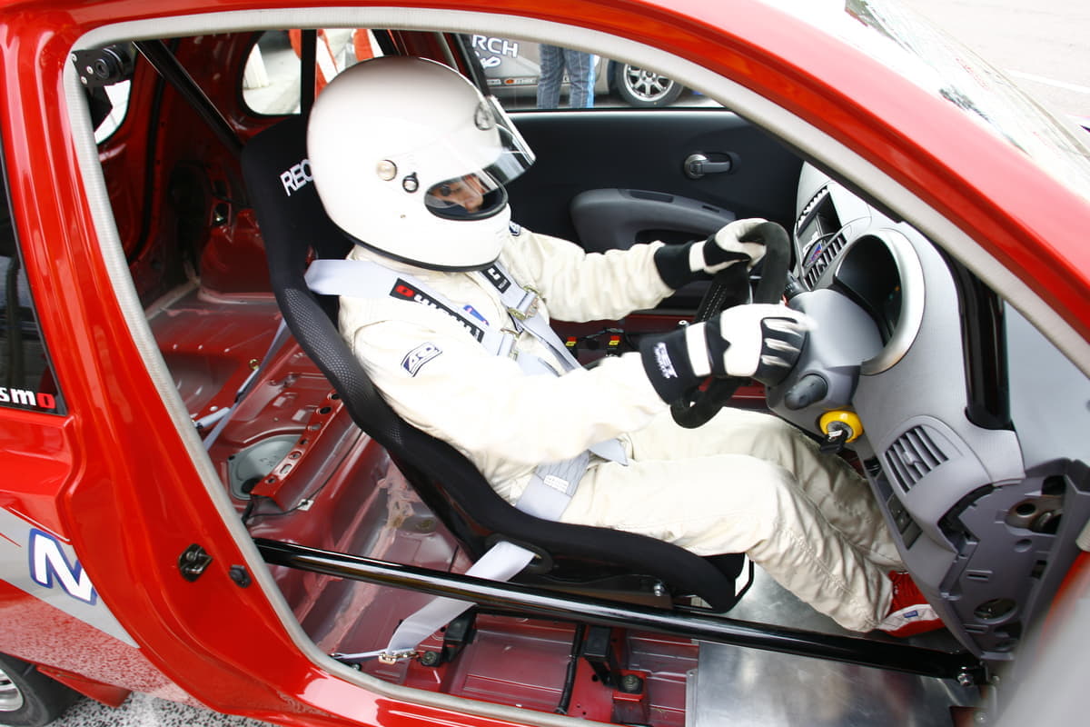 ヘルメットや4点式シートベルトは違反 サーキット走行の安全装備は公道で使用してもいいのか Auto Messe Web カスタム アウトドア 福祉車両 モータースポーツなどのカーライフ情報が満載 ヘルメットや4点式シートベルトは違反 サーキット走行の安全装備は公道で使用してもいいのか Auto Messe Web カスタム アウトドア 福祉車両 モータースポーツなどのカーライフ情報が満載