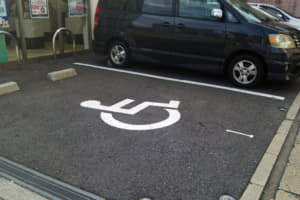 【画像】悪質な利用者が急増！ 駐車場で見かける「車いすマーク」の意味とは 〜 画像1