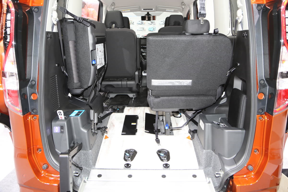 障がい者にもアウトドア体験を提供する車中泊ができる日産セレナの福祉車両