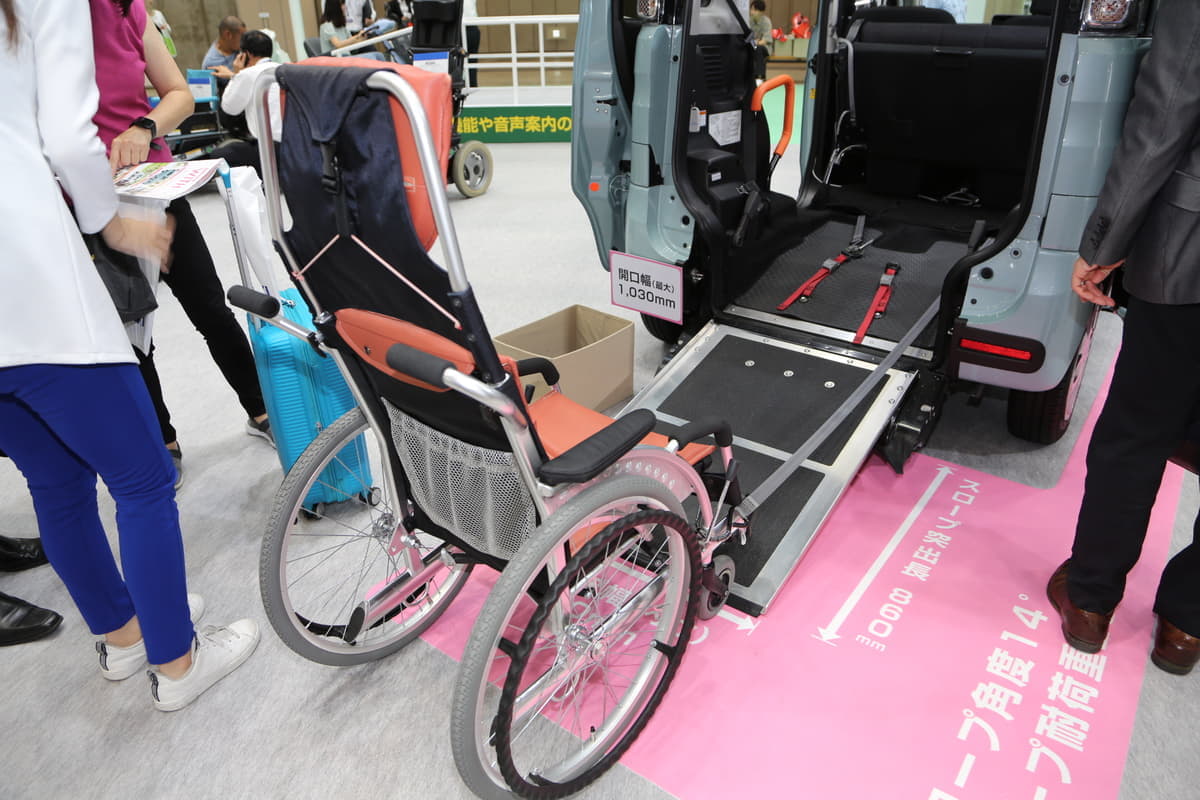 最新の軽自動車ベース福祉車両は回転シートから車椅子の昇降まで装備が充実