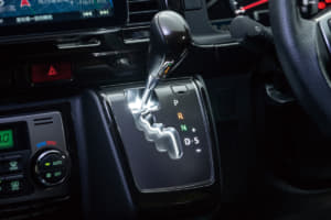 【画像】トヨタ・ハイエース6速AT用シフトゲートLEDイルミをキット化！ DIYでカンタン装着 〜 画像17