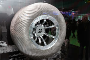 進化する「未来のタイヤ」！　空飛ぶクルマ、充電機能、空気の自動充填に対応