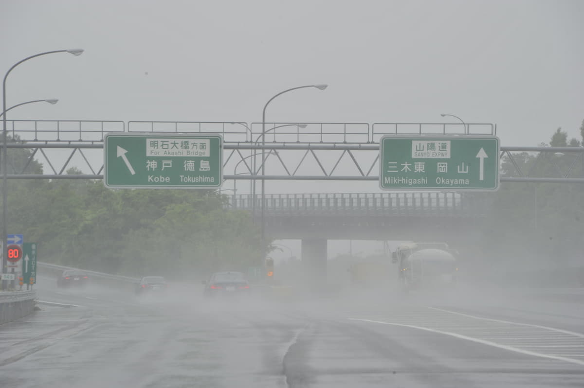 ゲリラ豪雨のときは止まるべき？ 高速道路上で大雨に遭遇した時の対処法とは