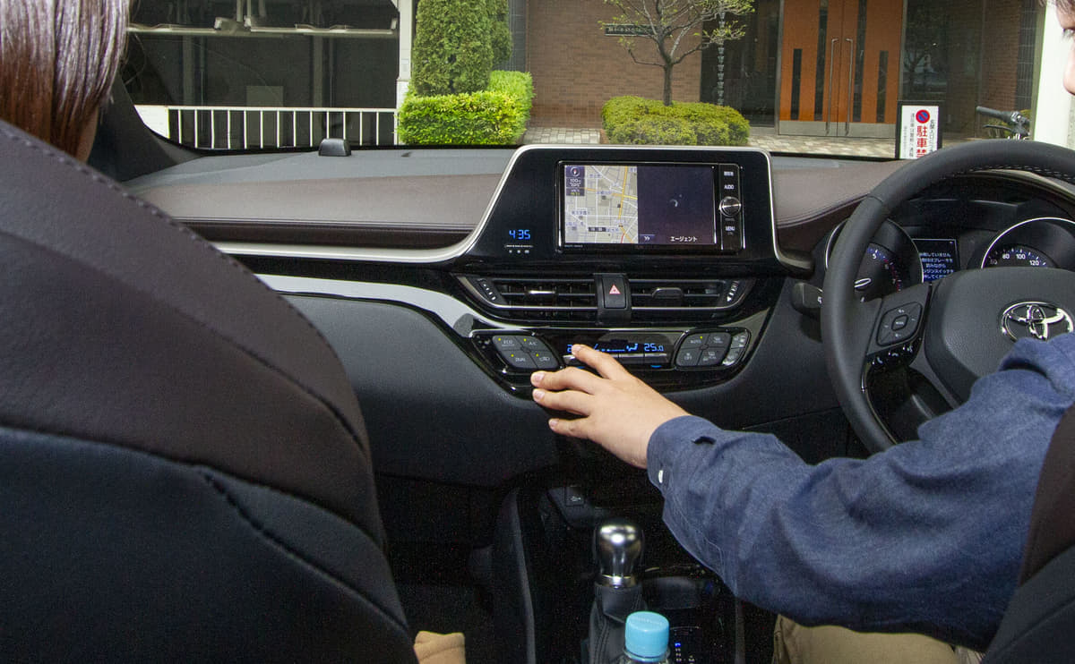 運転テクニックだけではない ドライブ中に同乗者が車酔いしてしまう原因と対策 Auto Messe Web カスタム アウトドア 福祉車両 モータースポーツなどのカーライフ情報が満載