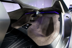 【画像】レクサスEVコンセプトカーに使われた「アルカンターラ」は、体にマッチする特注素材 〜 画像8