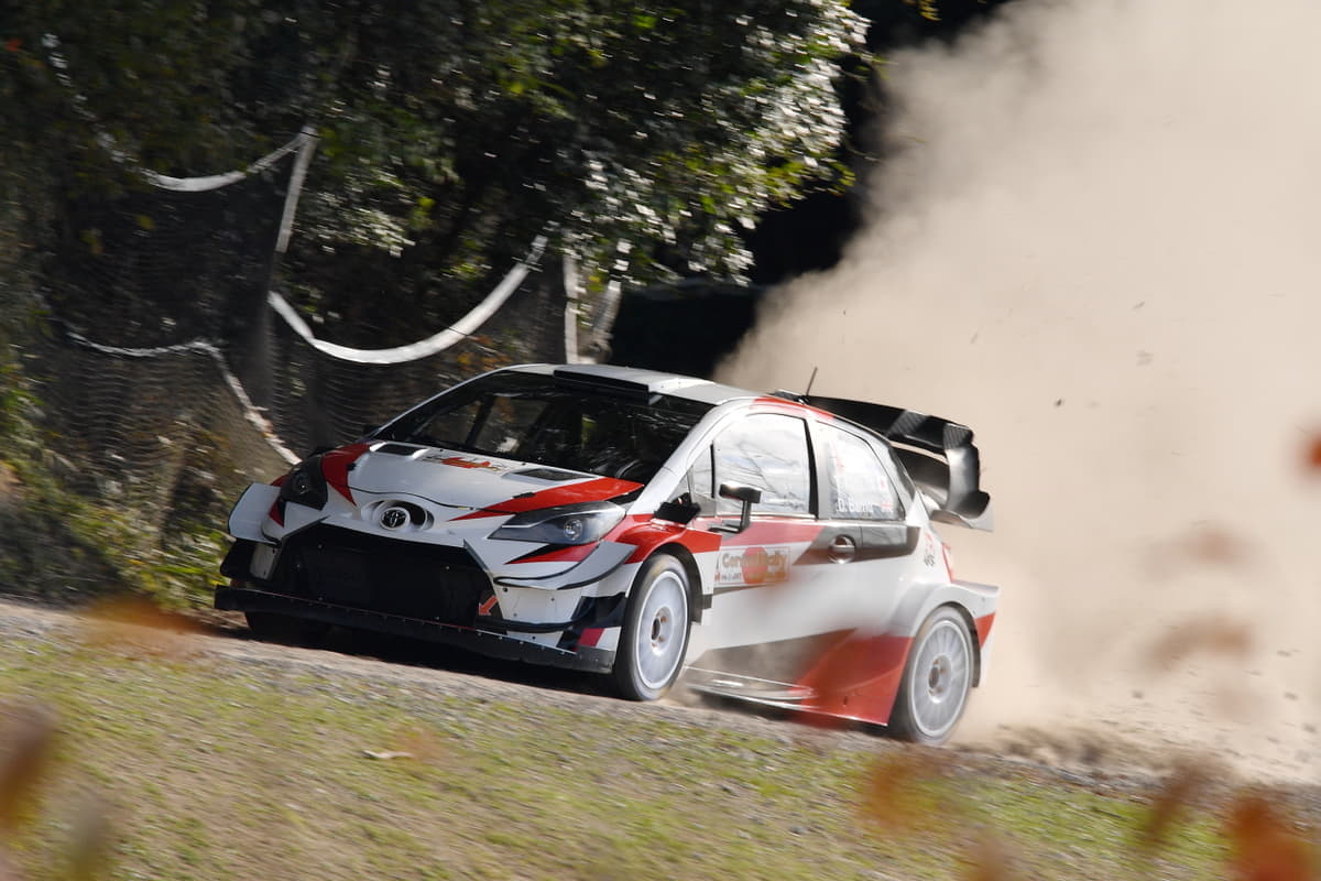 WRCなどラリーに出ているマシンは競技用なのになぜナンバープレートが付いているのか