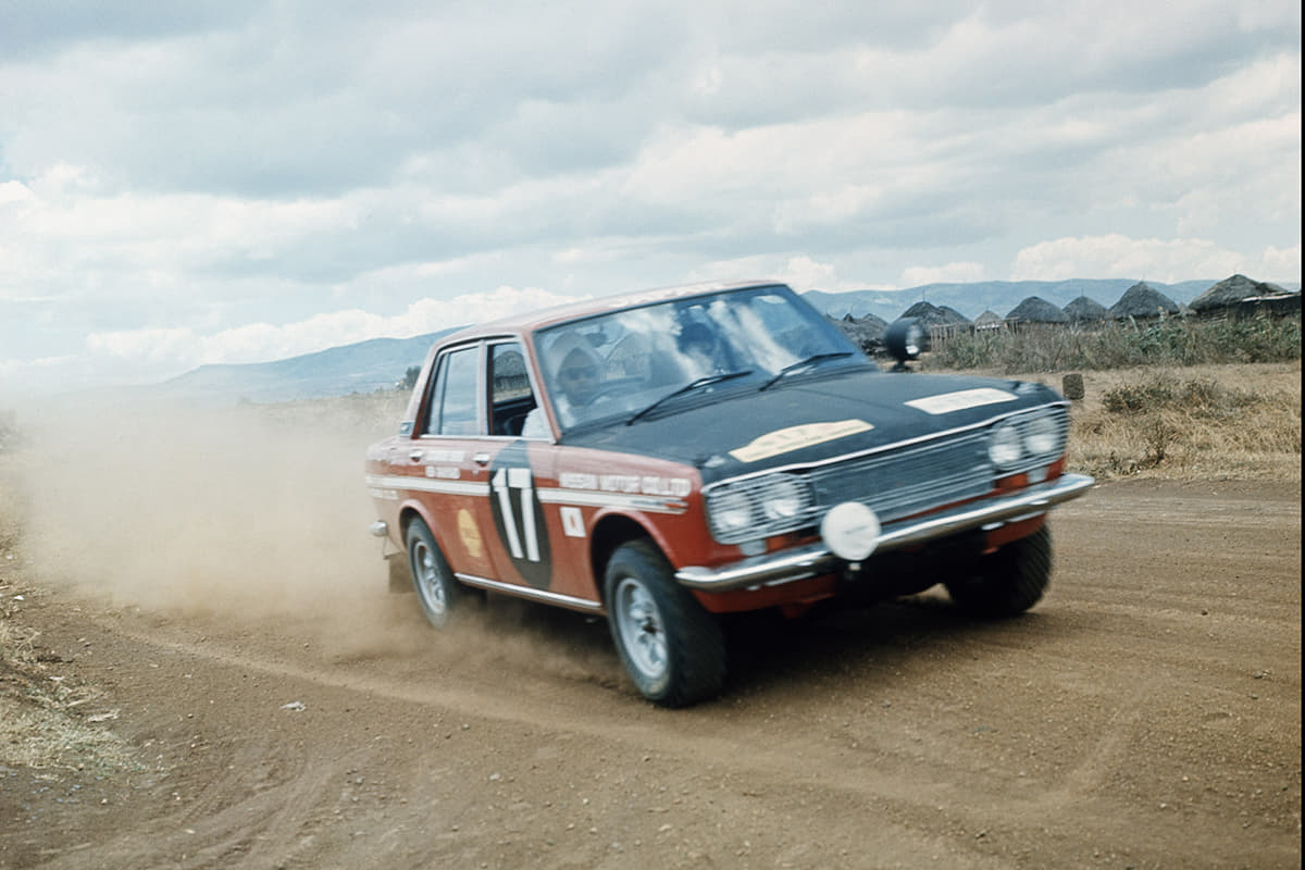 ラリーカーと見物人」