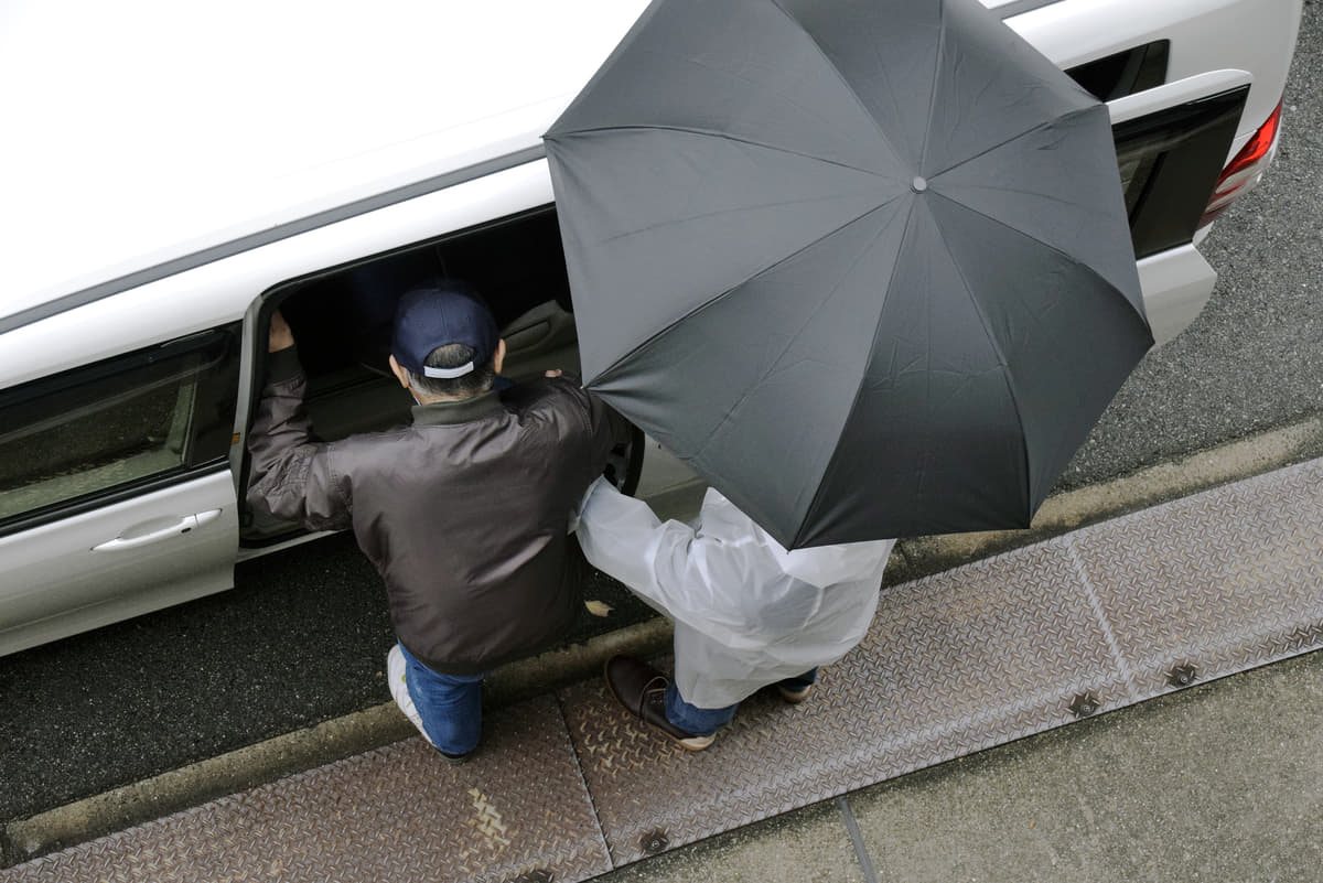 介護する人もされる人も快適に 雨の日にクルマの乗降で役立つグッズ４選 Auto Messe Web カスタム アウトドア 福祉車両 モータースポーツなどのカーライフ情報が満載