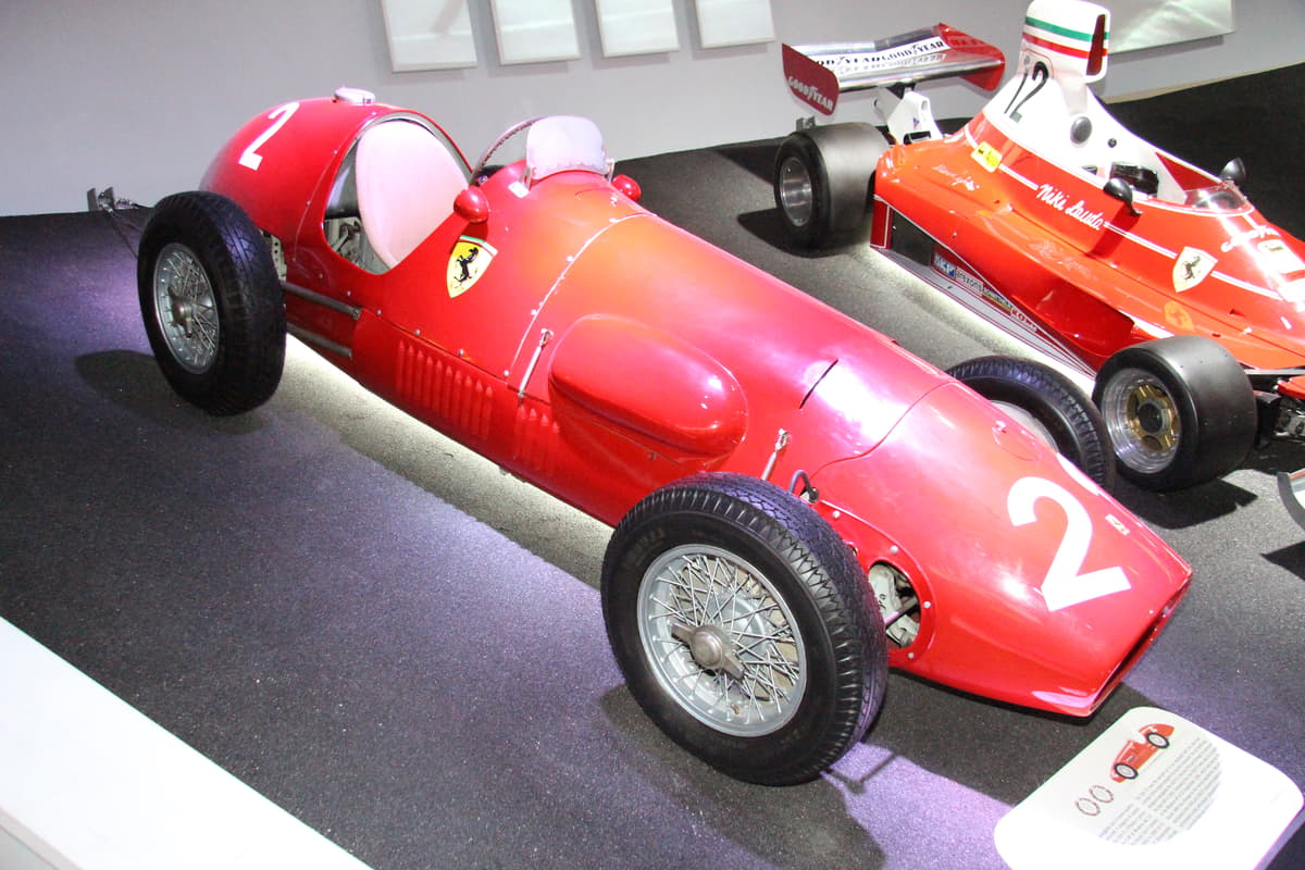 フォードとフェラーリの戦いは60年代のレースに現れたフェラーリ250PとフォードGT40の戦いに象徴された