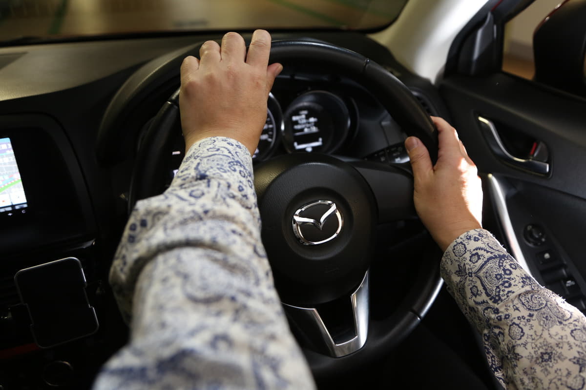 教習所では教えない正しい運転姿勢 ハンドルは持つ位置と操舵方法で安全性が大きく異なる Auto Messe Web カスタム アウトドア 福祉車両 モータースポーツなどのカーライフ情報が満載