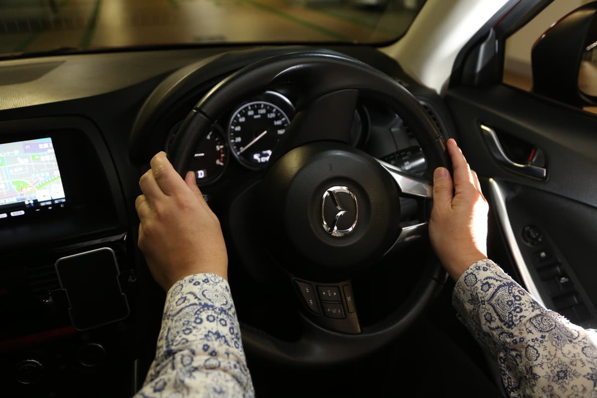 教習所では教えない正しい運転姿勢 ハンドルは持つ位置と操舵方法で安全性が大きく異なる Auto Messe Web カスタム アウトドア 福祉車両 モータースポーツなどのカーライフ情報が満載