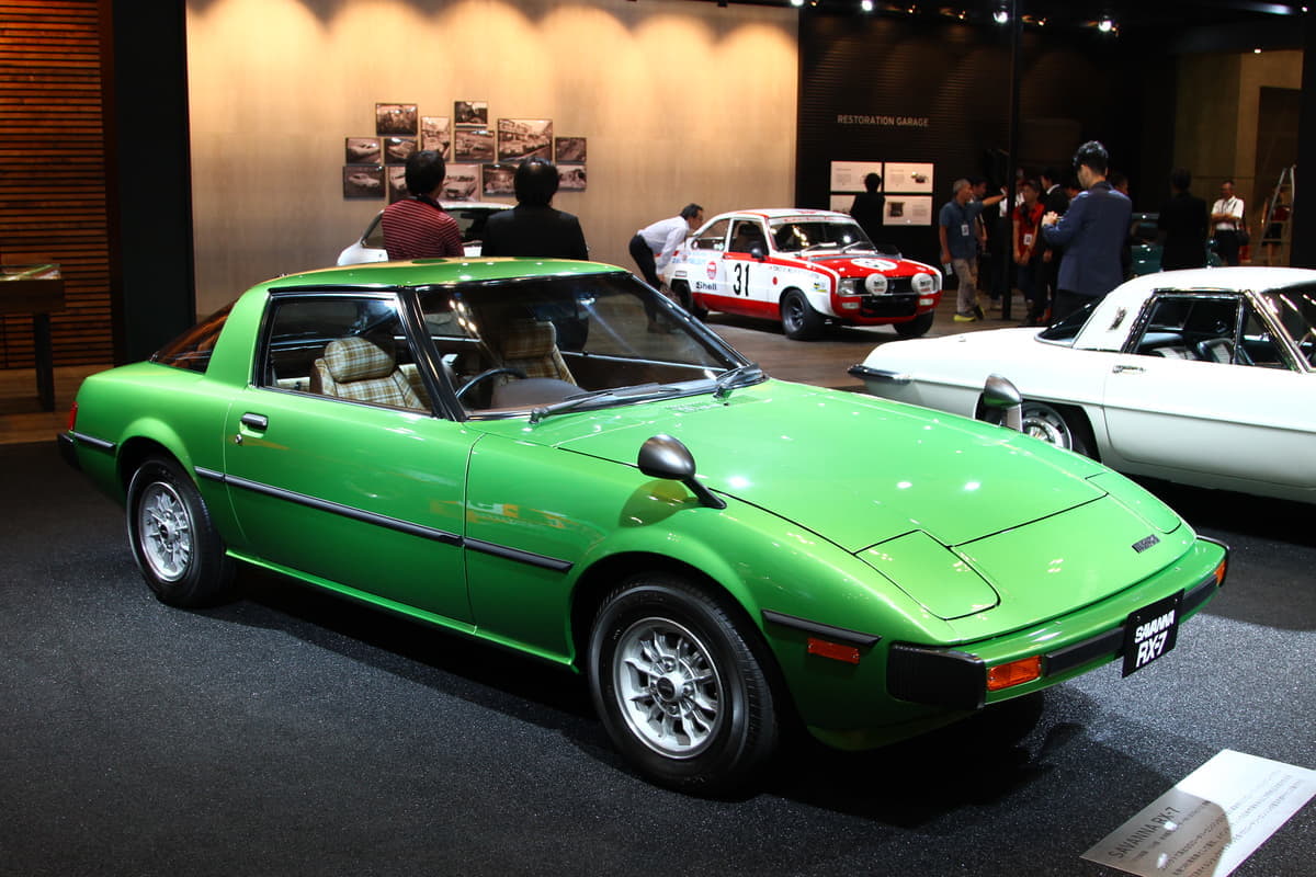 赤いコスモ 赤いファミリア マツダ車が 赤 をイメージカラーにする理由とは 画像 Auto Messe Web カスタム アウトドア 福祉車両 モータースポーツなどのカーライフ情報が満載