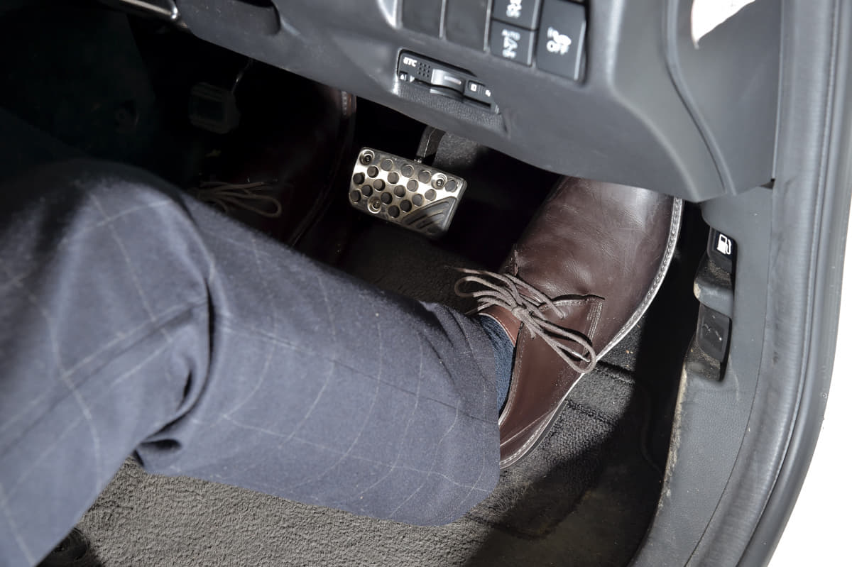 教習所では教えない正しい運転姿勢 ハンドルは持つ位置と操舵方法で安全性が大きく異なる Auto Messe Web カスタム アウトドア 福祉車両 モータースポーツなどのカーライフ情報が満載