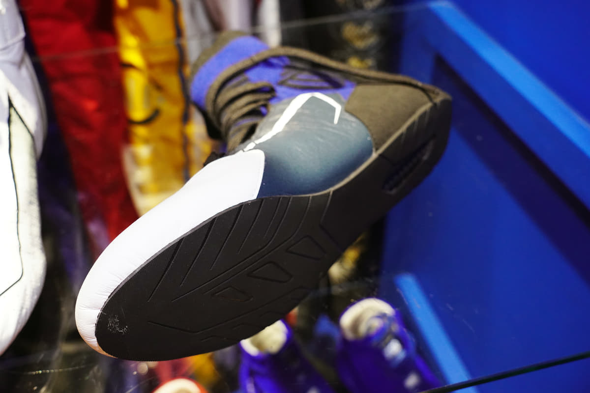 ドライビングシューズが 運転に適している理由 スニーカーとの違いや特徴を聞いてみた Auto Messe Web カスタム アウトドア 福祉車両 モータースポーツなどのカーライフ情報が満載