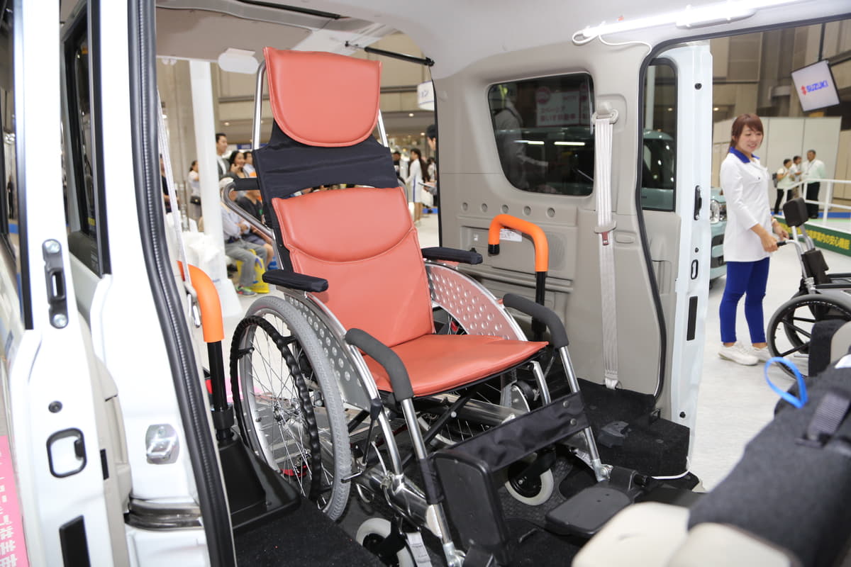 車いす乗車 でクルマの長距離移動は意外と辛い 高齢化社会に向けた解決策を探る Auto Messe Web カスタム アウトドア 福祉車両 モータースポーツなどのカーライフ情報が満載