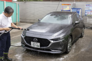 【画像】洗車の大きな「勘違い」！　水分は「拭く」ではなく「吸い取る」が正解だった 〜 画像3